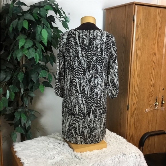 H & M size 2 black white and gray dress
Body is lined arms are not
3/4 s… - Picture 2 of 16